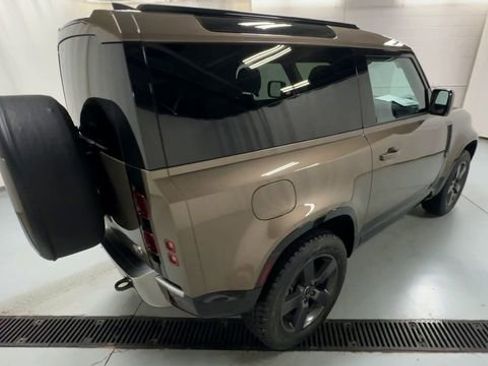 Used 2023 Land Rover Defender 90 SE image 8