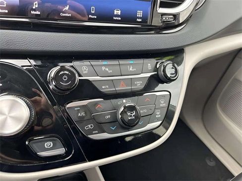 Used 2024 Chrysler Pacifica Touring-L image 30