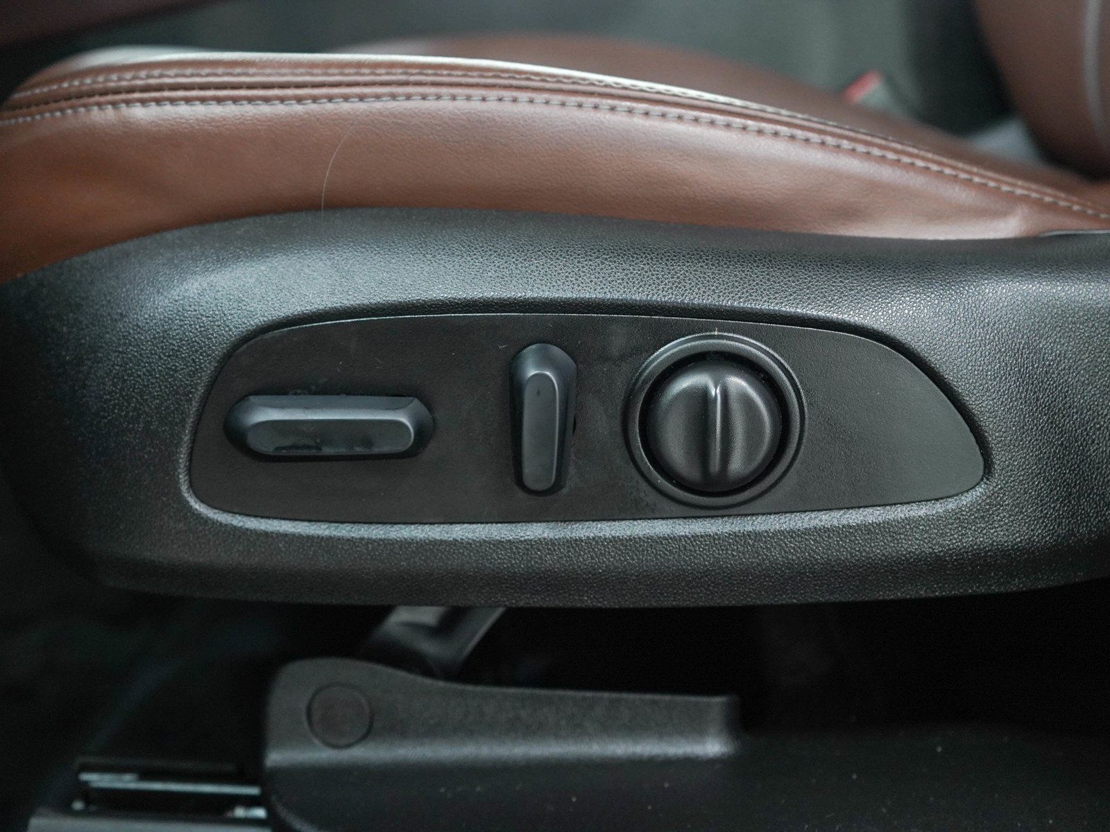 Used 2018 Buick Enclave Avenir w/ Avenir Technology Package AWD/4WD image 27