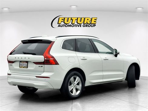 Used 2022 Volvo XC60 B5 Momentum image 4