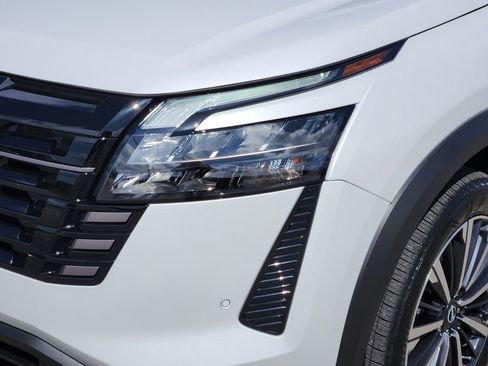 New 2026 Nissan Pathfinder Platinum FWD image 5