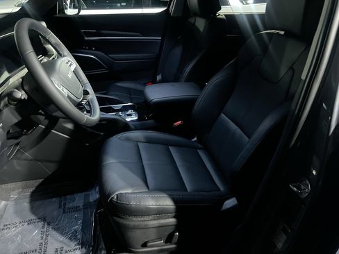 Used 2023 Kia Telluride EX w/ EX Captain's Chair Package FWD image 12