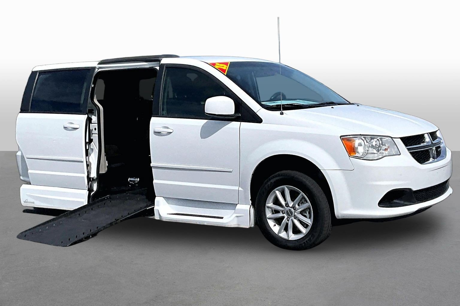 Used 2015 Dodge Grand Caravan SXT FWD image 1