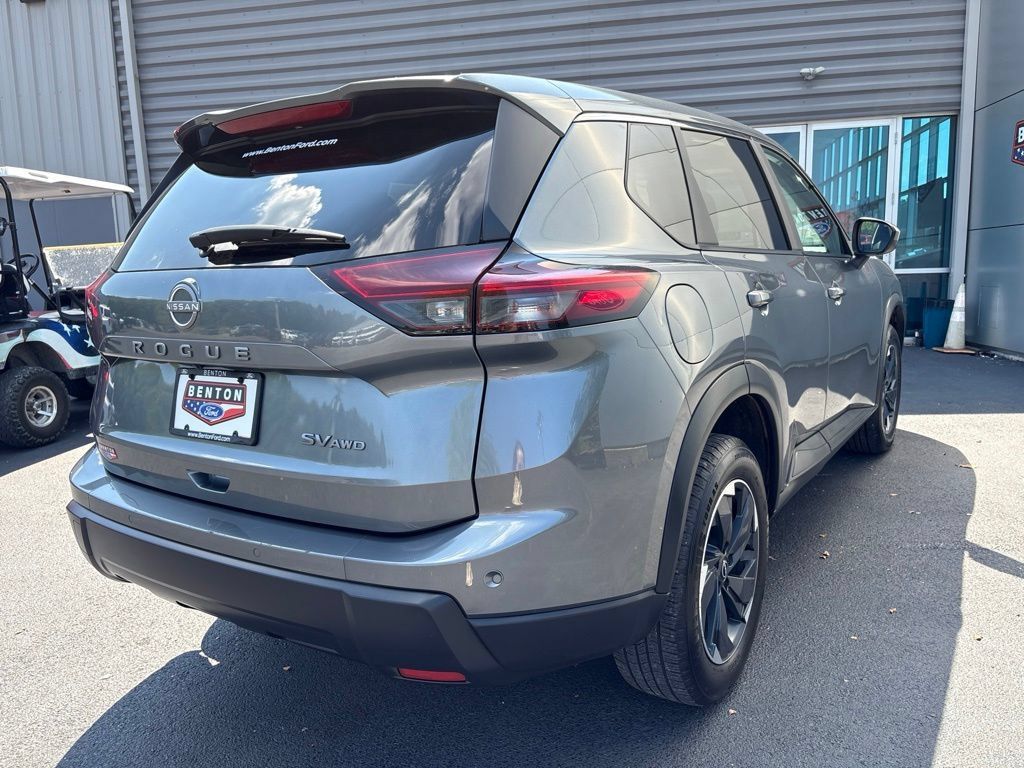Used 2024 Nissan Rogue SV AWD/4WD image 3
