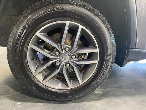 Used 2017 Jeep Grand Cherokee Limited w/ Luxury Group II image 8