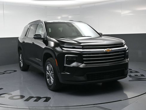Used 2026 Chevrolet Traverse LT w/ Driver Confidence Package FWD image 3