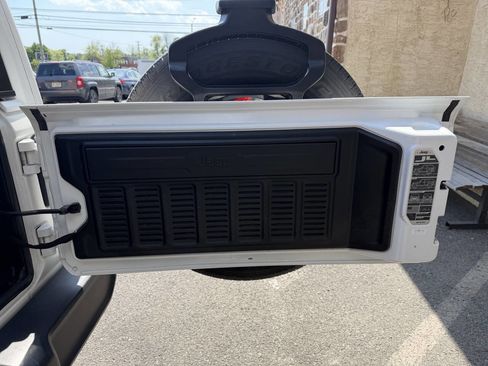 Used 2018 Jeep Wrangler Unlimited Sahara w/ LED Lighting Group AWD/4WD image 27