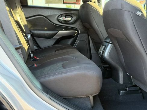 Used 2019 Jeep Cherokee Latitude w/ Popular Appearance Group FWD image 19