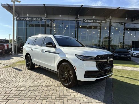 Used 2025 Lincoln Navigator Reserve w/ Jet Appearance Package image 2