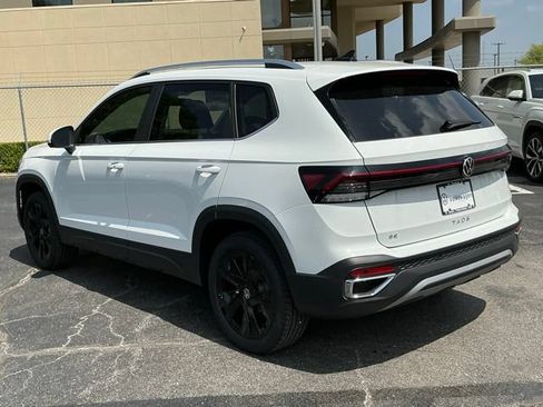 New 2026 Volkswagen Taos SE FWD image 5