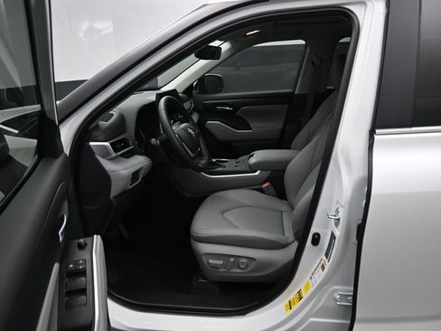 Certified 2026 Toyota Highlander XLE image 9