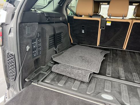 Certified 2023 Land Rover Discovery Metropolitan Edition AWD/4WD image 36