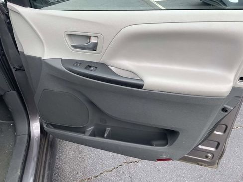 Used 2020 Toyota Sienna LE image 42