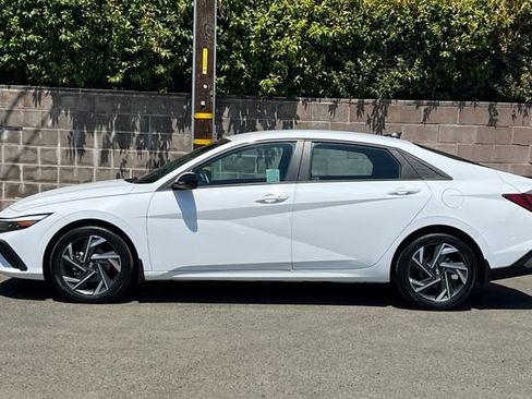 Certified 2025 Hyundai Elantra Sport FWD image 9