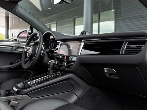 Certified 2026 Porsche Macan AWD/4WD image 43