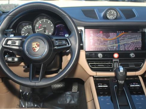 Certified 2025 Porsche Macan image 6