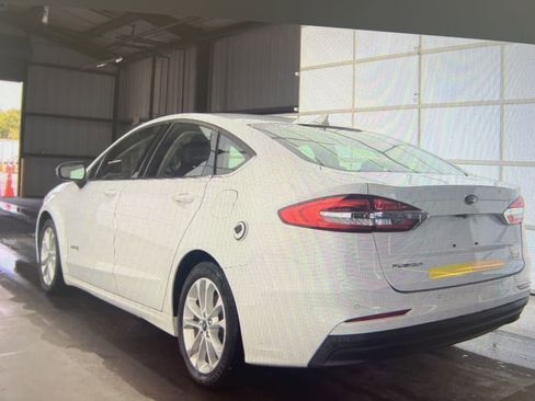 Used 2019 Ford Fusion SE image 4