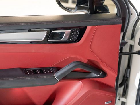 Certified 2023 Porsche Cayenne Platinum Edition AWD/4WD image 18