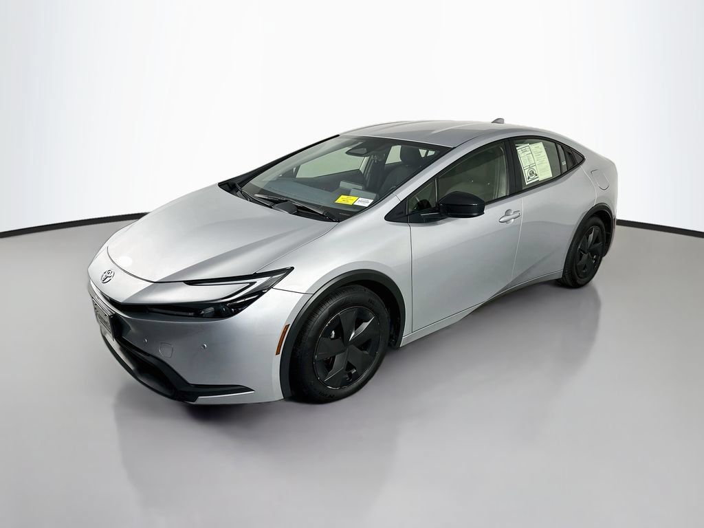 Used 2025 Toyota Prius LE FWD image 3