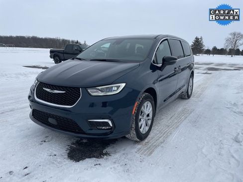 Used 2025 Chrysler Pacifica Select image 7