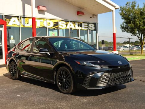 Used 2025 Toyota Camry SE AWD/4WD image 3