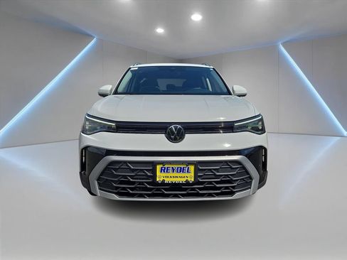 Certified 2025 Volkswagen Taos SE w/ Panoramic Sunroof Package AWD/4WD image 2