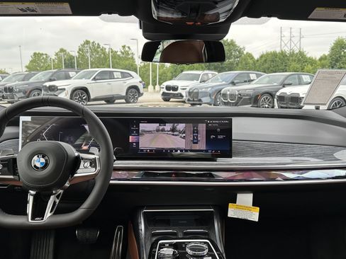 Used 2025 BMW 760i xDrive w/ Executive Package image 31
