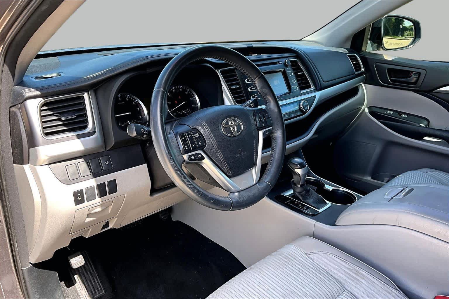 Used 2015 Toyota Highlander Plus FWD image 17