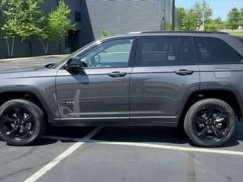Used 2023 Jeep Grand Cherokee Altitude AWD/4WD image 5