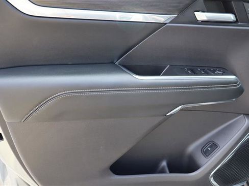 Used 2025 GMC Acadia Elevation image 8