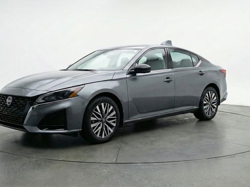 Used 2025 Nissan Altima 2.5 SV image 3