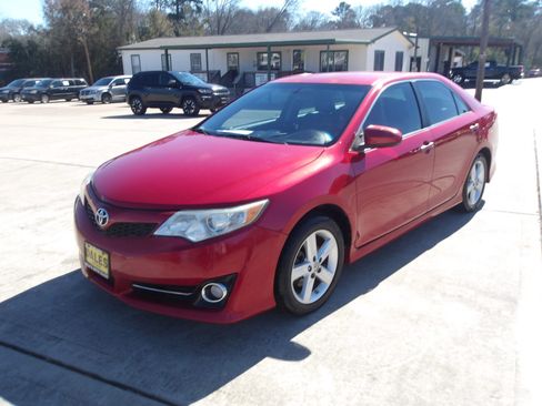 Used 2014 Toyota Camry SE image 2