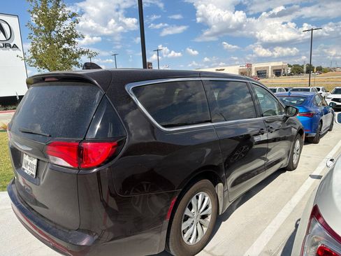 Used 2017 Chrysler Pacifica Touring w/ Tire & Wheel Group FWD image 3