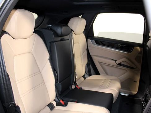 Certified 2025 Porsche Cayenne AWD/4WD image 24
