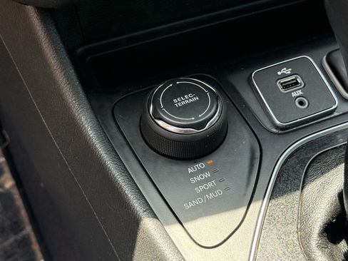 Used 2019 Jeep Cherokee Limited w/ Technology Group AWD/4WD image 24