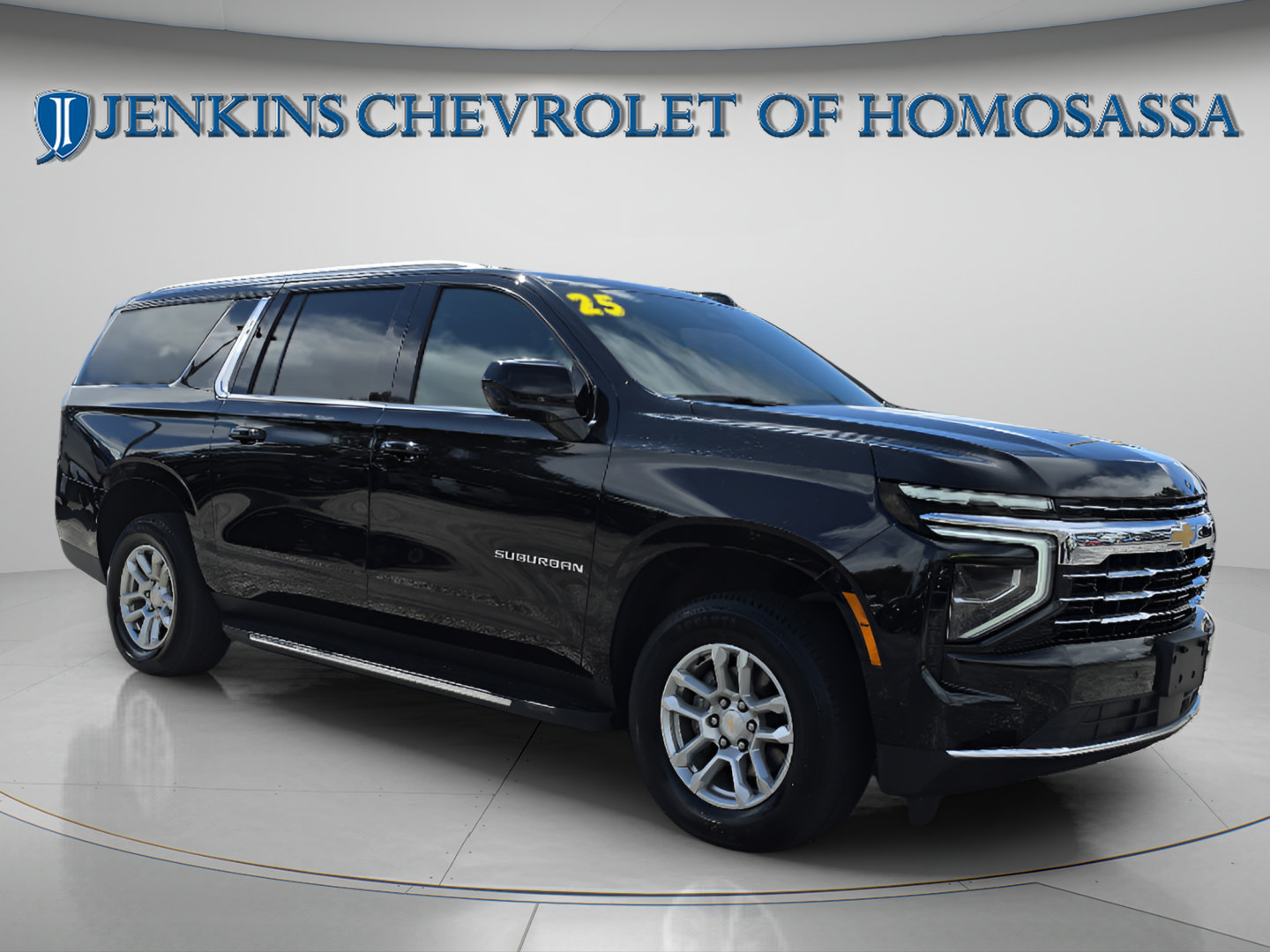 Used 2025 Chevrolet Suburban LT RWD image 2