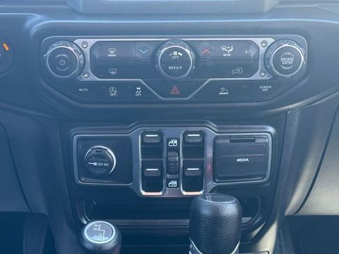 Used 2022 Jeep Gladiator Sport image 36