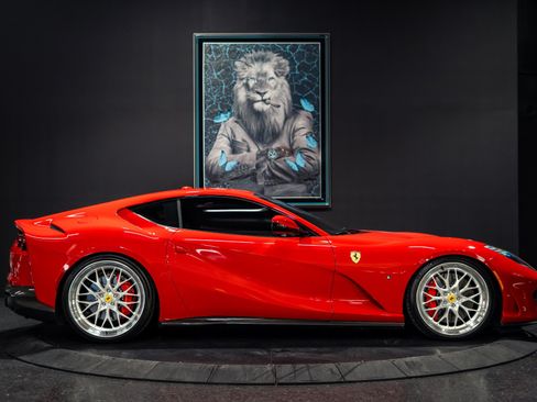 Used 2019 Ferrari 812 Superfast RWD image 4