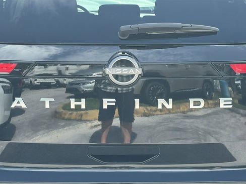 Used 2024 Nissan Pathfinder S image 9