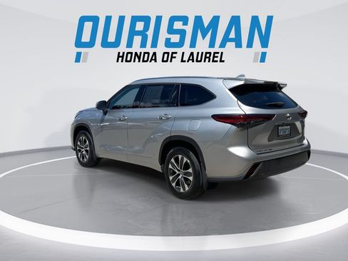 Used 2021 Toyota Highlander XLE AWD/4WD image 6