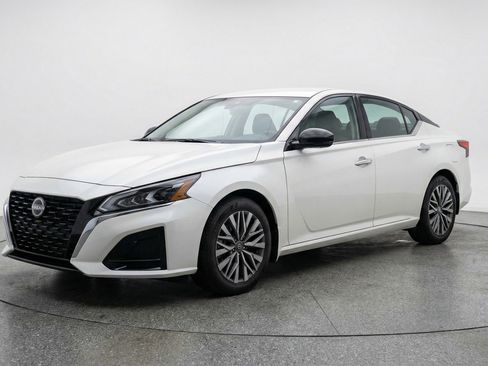 Used 2025 Nissan Altima 2.5 SV image 3