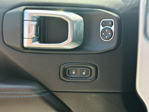 Used 2023 Jeep Wrangler Unlimited Rubicon 4xe w/ Cold Weather Group AWD/4WD image 15