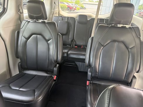 Used 2023 Chrysler Pacifica Touring-L FWD image 13