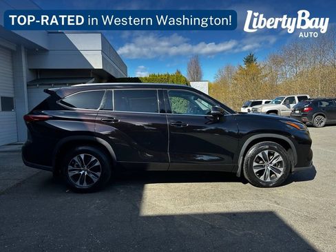 Used 2021 Toyota Highlander XLE AWD/4WD image 8