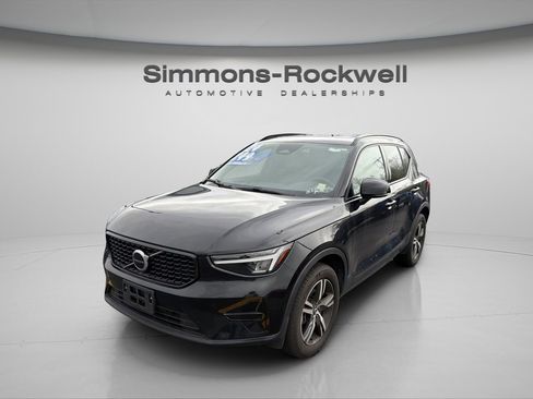 Used 2024 Volvo XC40 B5 Core AWD/4WD image 1