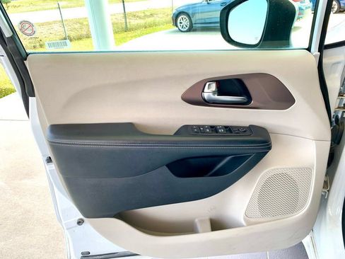 Used 2023 Chrysler Voyager LX image 10