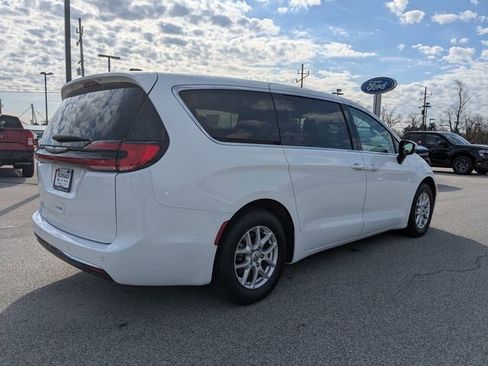 Used 2023 Chrysler Pacifica Touring-L image 12