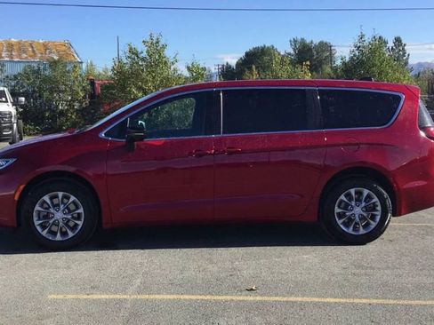 New 2026 Chrysler Pacifica Select image 5