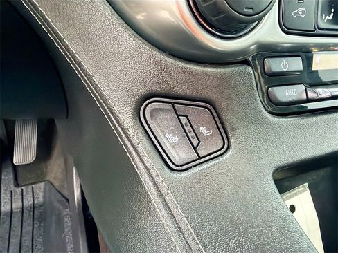 Used 2015 Chevrolet Suburban LT image 23