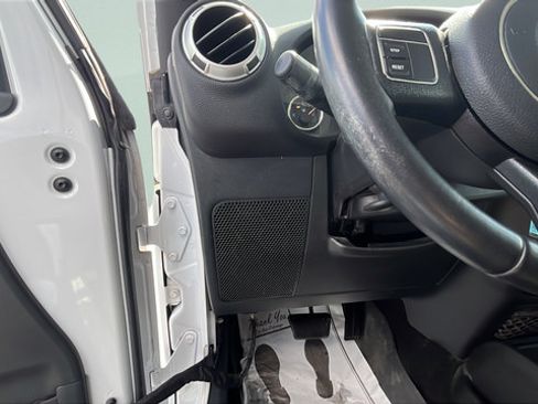 Used 2018 Jeep Wrangler Unlimited Sahara AWD/4WD image 12